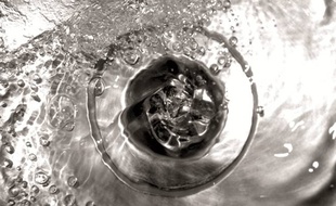 Les collectivités gèrent l'acheminement et le traitement de l'eau dans leur réseau.